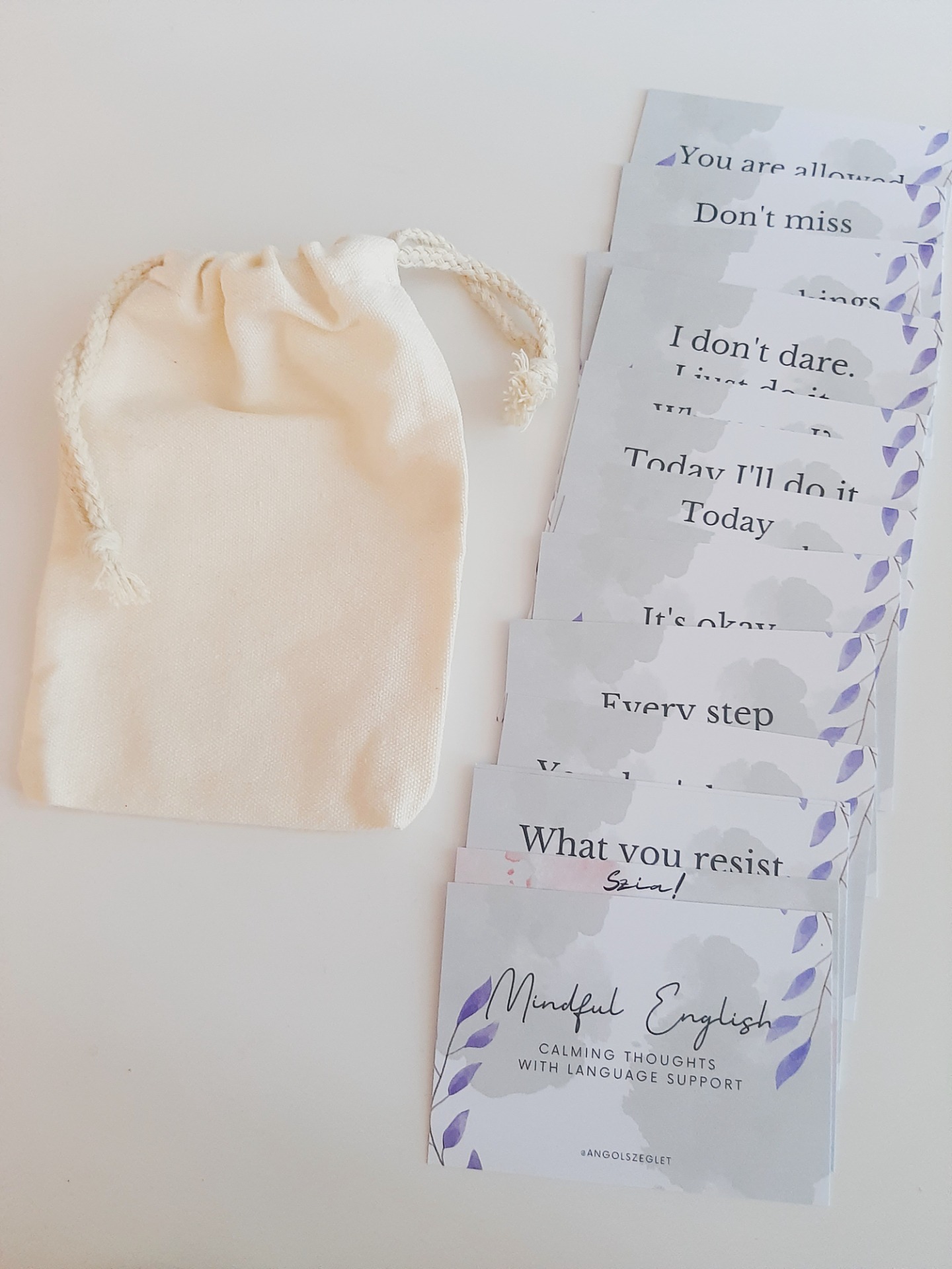 A kártyacsomag húzózsinóros, krémszínű zsákocskában érkezik Hozzád